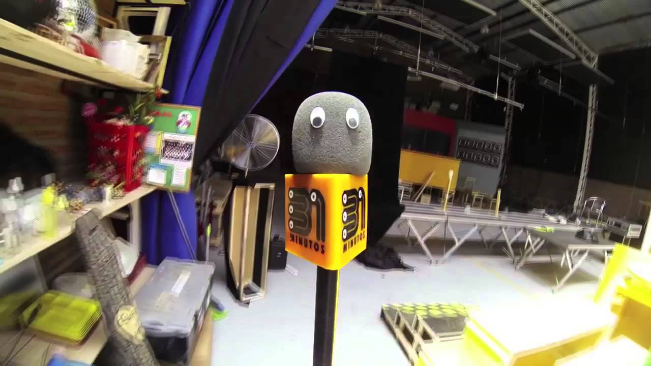 Mico, el micófono, recorriendo los estudios Aplaplac